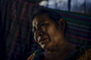 Juana Méndez llora mientras relata la historia desde su captura y violación. Foto: Melissa Miranda